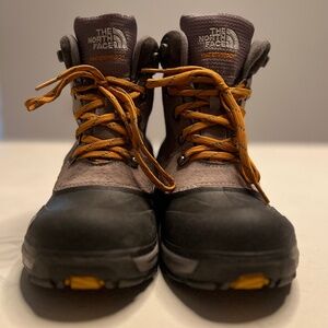 The North Face Youth Alpenglow V Waterproof Boots.  Style Code: AYX2 Size 5